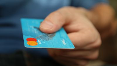 «Δώστε μετρητά»: Να περιορίσει τις υποχρεωτικές ηλεκτρονικές συναλλαγές θέλει η Μελόνι