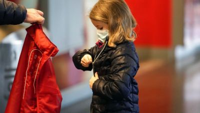 Αύξηση των κρουσμάτων κορωνοϊού στις ηλικίες 4 έως 18 ετών
