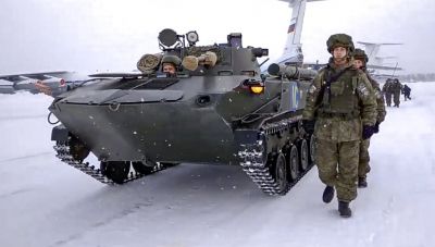 Interfax: Ρωσικά στρατεύματα επιστρέφουν στις βάσεις τους στη μεθόριο με Ουκρανία