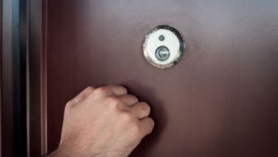 Κρήτη: Άγνωστοι παρενοχλούν φοιτήτριες μέσα στα σπίτια τους- Η επιστολή