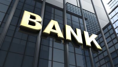 Οι επενδυτικοί οίκοι παραμένουν αγοραστές των ελληνικών τραπεζών