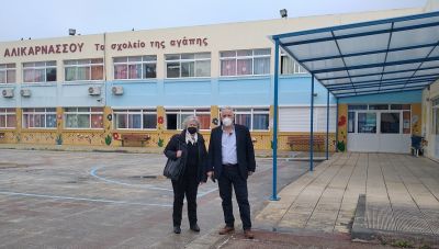 Ηράκλειο: Αυτοψία στις εργασίες σε δύο σχολικά συγκροτήματα από την Αντιδήμαρχο Παιδείας