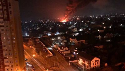 Ισχυρές εκρήξεις συνταράσσουν το Κίεβο ενώ πληθαίνουν οι ρωσικές στρατιωτικές δυνάμεις που το προσεγγίζουν