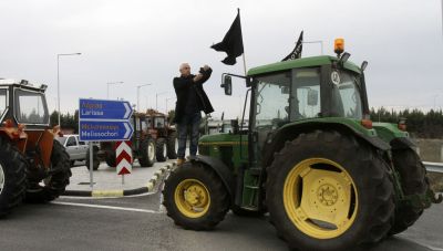 Νίκαια: Συμβολικός αποκλεισμός της Εθνικής Οδού από τους αγρότες