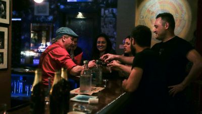 Κρήτη: Καμπάνα σε ιδιοκτήτη μπαρ για όρθιους πελάτες