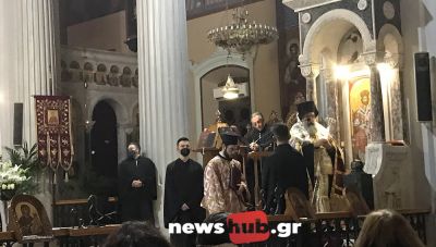 Ο Αρχιεπίσκοπος Κρήτης γονατιστός προσευχήθηκε να σταματήσει η αδελφοκτονία στην Ουκρανία