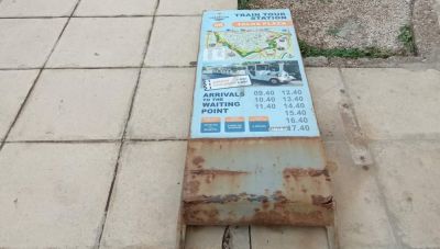 Ηράκλειο: Σπασμένες πινακίδες στην παραλιακή λεωφόρο (φωτογραφίες)