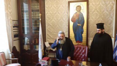 Η στιγμή που ο νέος Αρχιεπίσκοπος Κρήτης κ. Ευγένιος λαμβάνει το νέο της εκλογής του