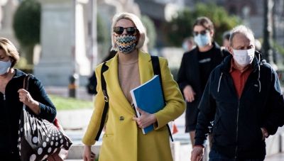 Μετάλλαξη Όμικρον: Κολλάμε και... ξεμπερδεύουμε; Όχι λένε οι επιστήμονες!
