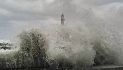 Κρήτη: Τα κύματα «έπνιξαν» το λιμάνι στα Χανιά (φωτογραφίες)