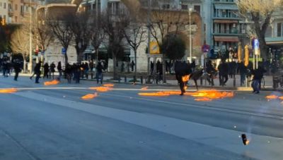 Θεσσαλονίκη: Επεισόδια σε πορεία αντιεξουσιαστών-Διαδηλωτής τυλίχθηκε στις φλόγες