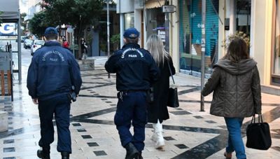 Κρήτη: Δεν πτοεί ούτε ο χιονιάς τους ελέγχους της ΕΛΑΣ-Καμπάνα σε καφετέρια