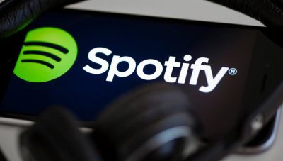 Το Spotify παίρνει μέτρα για τα podcasts που διασπείρουν ψευδείς ειδήσεις