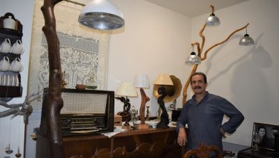 Μανόλης Φραγκιαδάκης: Δίνει ζωή και φως σε κλαδιά και κορμούς νεκρών δέντρων (φωτογραφίες)