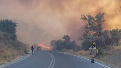 Νότιο Ρέθυμνο: Εκκενώνονται τα Σαχτούρια-Εξαιρετικά δύσκολη η κατάσβεση με ριπές 10 μποφόρ