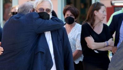 Γιάννης Σμαραγδής: Συντετριμμένος ο σκηνοθέτης στη κηδεία της γυναίκας του