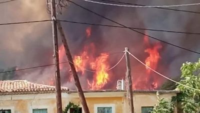 Φωτιά στην Ηλεία: Καίγονται σπίτια – Εκκενώνονται χωριά (βίντεο)