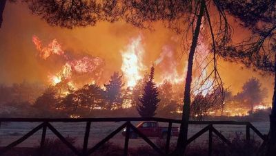 Ακόμη μια «πύρινη» νύχτα στη χώρα – Σπίτια στις φλόγες, εκκενώσεις οικισμών