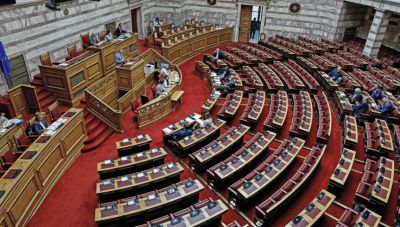Βουλή: Κόντρα ΝΔ-ΣΥΡΙΖΑ για τα κονδύλια του Ταμείου Ανάκαμψης