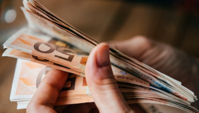 Επιστρεπτέα προκαταβολή: Ποιοι θα πληρώσουν «διπλή δόση» και ποιοι θα έχουν έκπτωση 15%