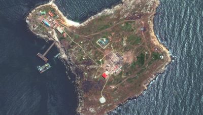 Η ουκρανική σημαία κυματίζει ξανά στο Φιδονήσι