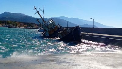 Βυθίζεται το παράνομο τσιγαράδικο που αφέθηκε στο λιμάνι της Παλαιόχωρας από το 2016