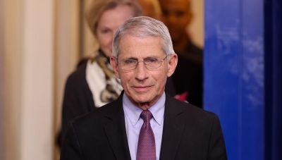 Θετικός στον κορωνοϊό ο κορυφαίος Αμερικανός λοιμωξιολόγος Άντονι Φάουτσι