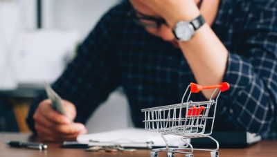 Αντιμέτωποι με το φάσμα της φτώχειας εκατομμύρια άνθρωποι στον πλανήτη