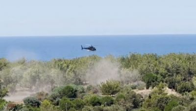 Ελικόπτερο προσγειώθηκε ξαφνικά στη Χρυσή Ακτή Χανίων αποβιβάζοντας 4 άτομα-Έρευνα για το συμβάν