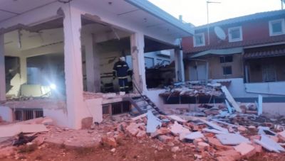 Ισχυρή έκρηξη σε ξυλουργείο στο Μενίδι-Καταστράφηκε ολοσχερώς