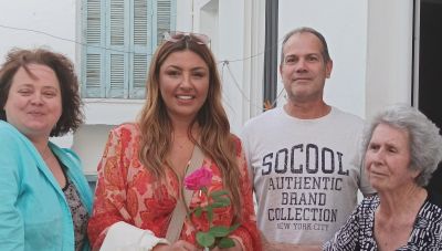 Πήγε στις Βούτες να προσκυνήσει την Παναγία η Έλενα Παπαρίζου κι έκλεψε τις καρδιές των κατοίκων