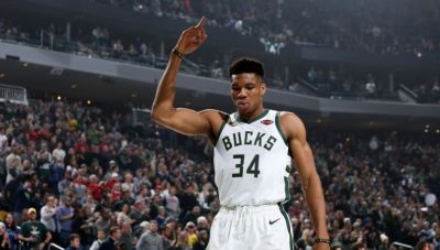 Ο Αντετοκούνμπο μαζί με τα παιδιά του στην Ακρόπολη