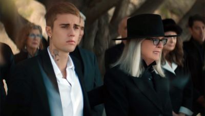 Η Νταϊάν Κίτον παίζει σε βίντεο του Τζάστιν Μπίμπερ