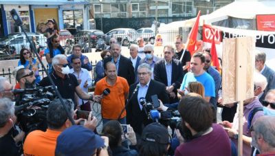 Συνάντηση Κουτσούμπα με τους απολυμένους από τα Πετρέλαια και Λιπάσματα Καβάλας