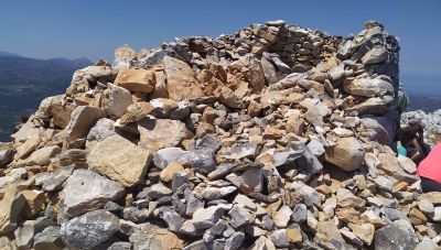 Θλίψη για τους ορειβάτες του Ηρακλείου από την εικόνα του γκρεμισμένου ξωκλησιού στην κορυφή του Κουλούκωνα