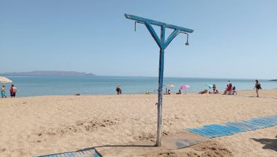 Ξεκίνησαν τα πρώτα μπάνια - Σύμμαχος ο καλοκαιρινός καιρός (φωτογραφίες)