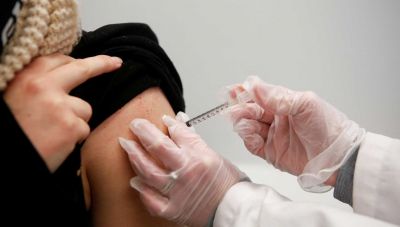 Κορωνοϊός: Λιγότερο μεταδοτικοί οι εμβολιασμένοι που νοσούν