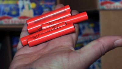 37χρονη έβαζε τον 13χρονο γιο της να πουλάει κροτίδες σε ανήλικους