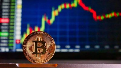 Ανακάμπτει το Bitcoin: «Ράλι» πάνω από τα 30.000 δολάρια