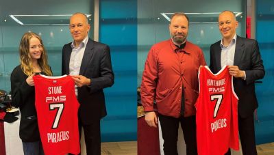 Έμα Στόουν και Λάνθιμος ποζάρουν με φανέλα του Ολυμπιακού