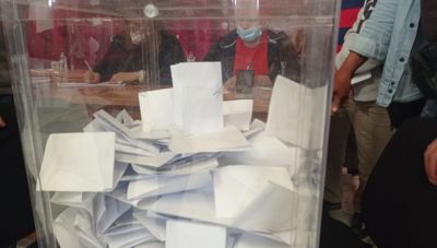 Εκλογές ΚΙΝΑΛ: Μία ώρα παράταση λόγω μεγάλης συμμετοχής – Οι κάλπες ανοιχτές ως τις 8