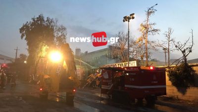 Ηράκλειο: Παραμένουν οι πυροσβεστικές δυνάμεις στο εργοστάσιο υπό τον φόβο αναζωπύρωσης της φωτιας