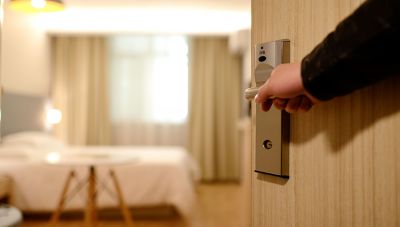 Νέα υγειονομικά πρωτόκολλα για τα τουριστικά καταλύματα και κάμπινγκ