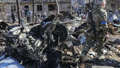Στάσιμες οι διαπραγματεύσεις-Μάχες στη Μαριούπολη-Επιμονή Ζελένσκι για συνάντηση με Πούτιν