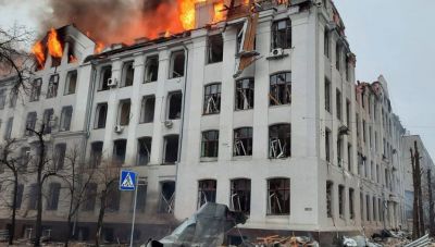 Μαριούπολη: Εκατοντάδες πολίτες παγιδευμένοι στο κτήριο της Σχολής Καλών Τεχνών- Πυρά και σε γηροκομείο