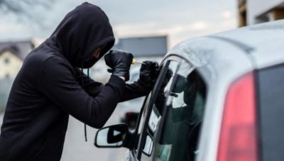 Ηράκλειο: Συνελήφθησαν τρία άτομα που είχαν κατακλέψει αντικείμενα από 29 αυτοκίνητα