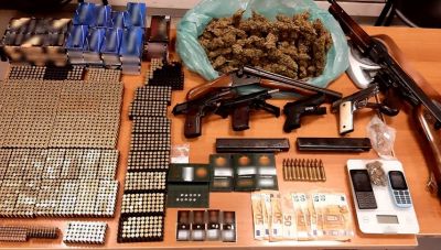 Μαλεβίζι: Τρεις συλλήψεις για ναρκωτικά και ένα μικρό οπλοστάσιο