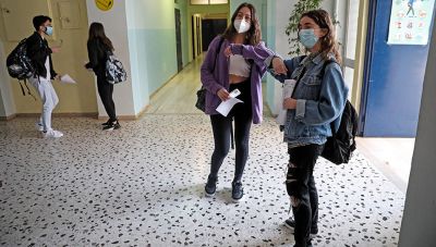 Οι λόγοι που έφεραν τη «χαλάρωση» στο testing μαθητών και την αύξηση πληρότητας στα γήπεδα