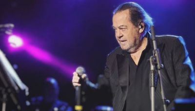 Ο Γιάννης Πάριος ντυμένος τσολιάς πριν 60 χρόνια