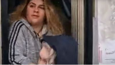 Πάτρα: Οι συγκεντρωμένοι έξω από το σπίτι της Πισπιρίγκου έσπασαν την πόρτα και μπήκαν μέσα